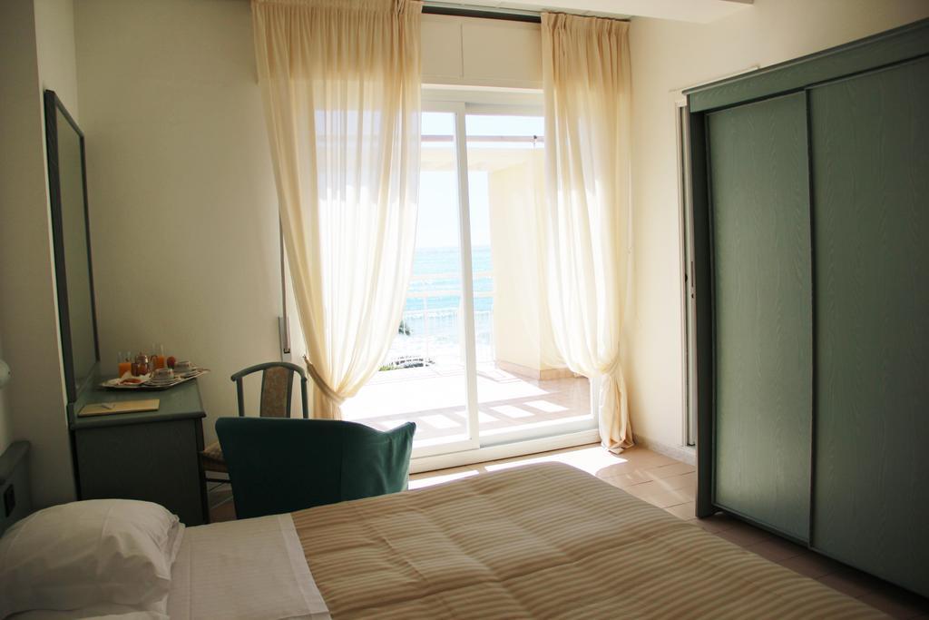 Hotel Miramare 迪亚诺马里纳 外观 照片